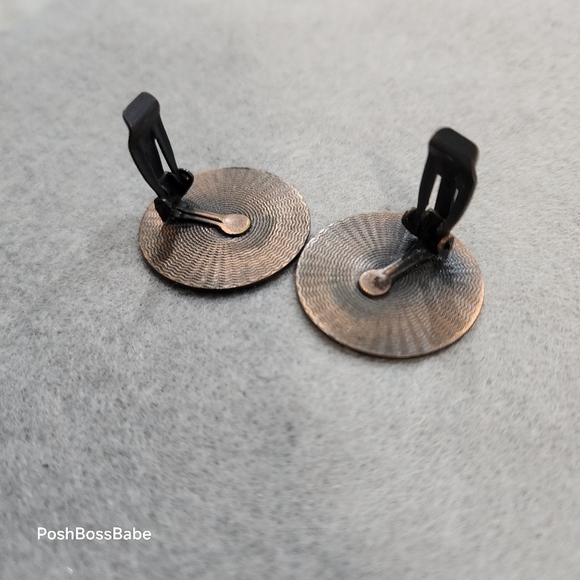 Coin type clip on earrings - Picture 3 of 4